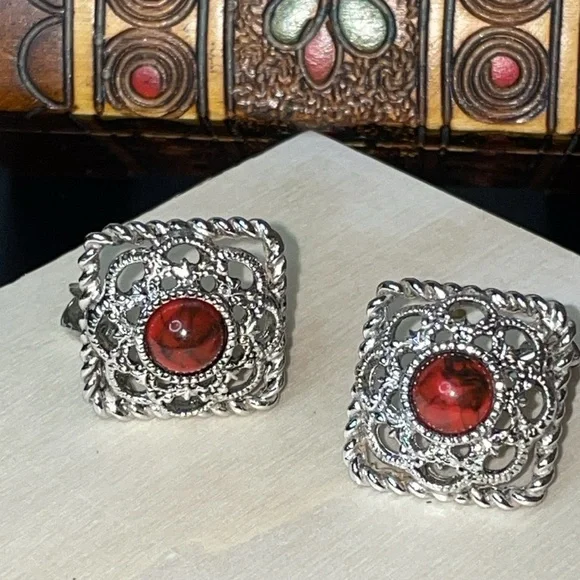 Sarah Coventry acrylic Silvertone clip on earrings - Picture 2 of 4